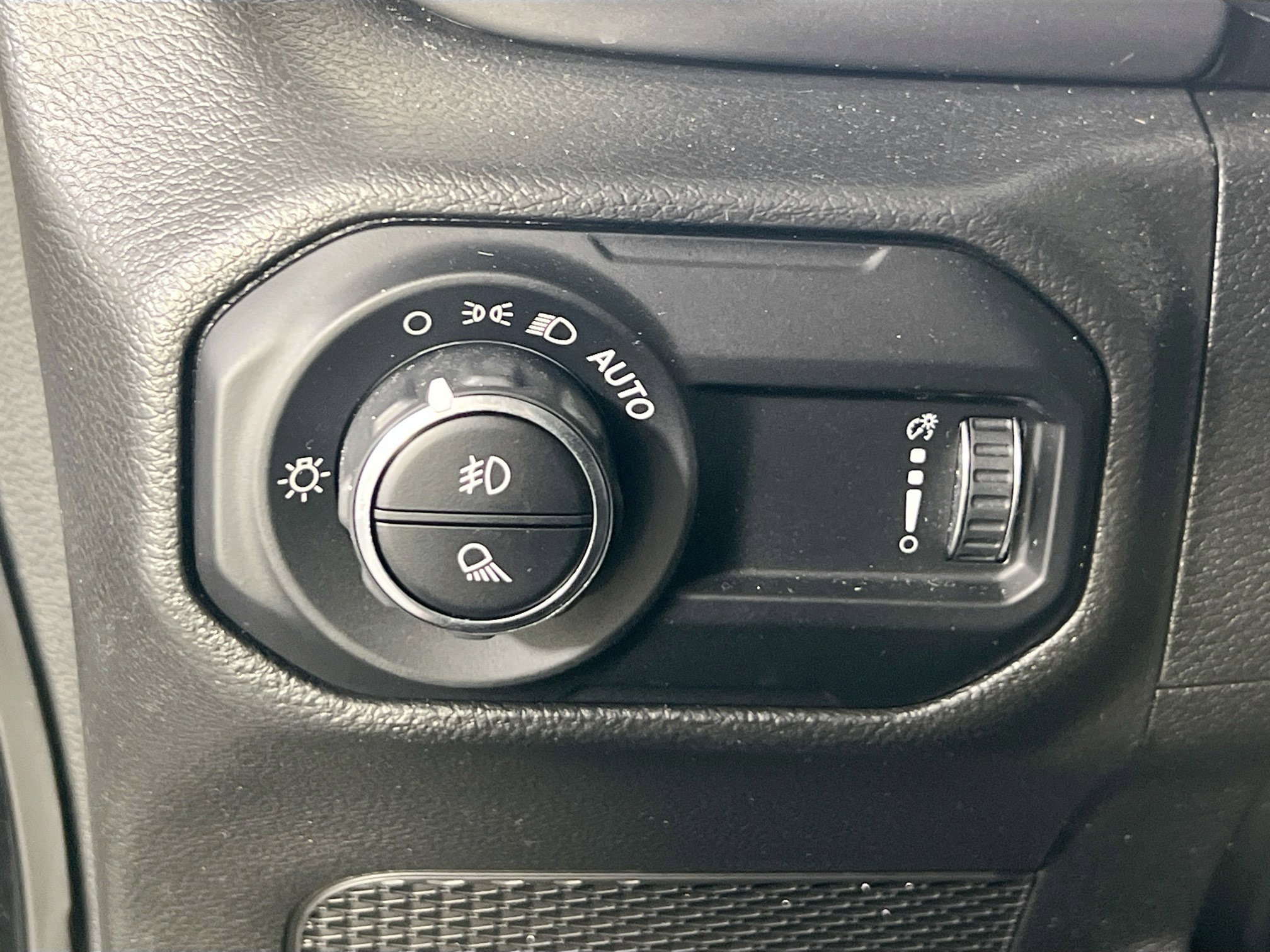 Used 2023 Jeep Gladiator Sport AWD/4WD image 10