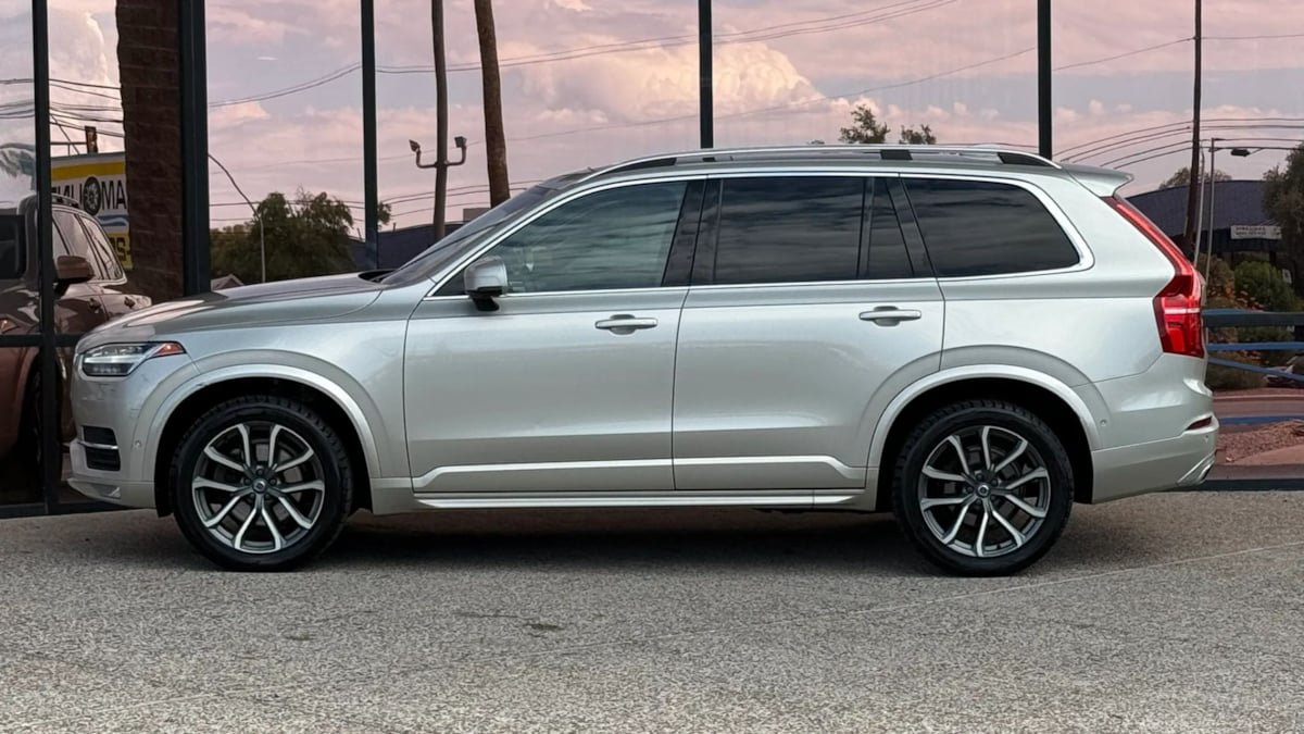 Used 2016 Volvo XC90 T6 Momentum w/ Momentum Plus Package AWD/4WD image 4