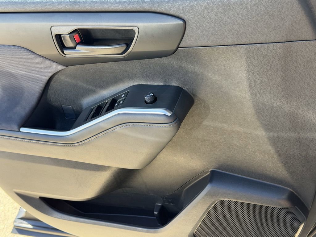 Used 2025 Toyota Highlander LE image 26