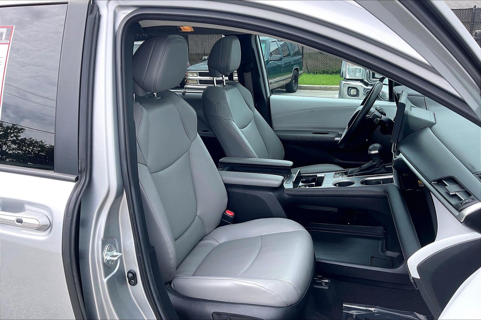 Used 2025 Toyota Sienna XLE FWD image 9