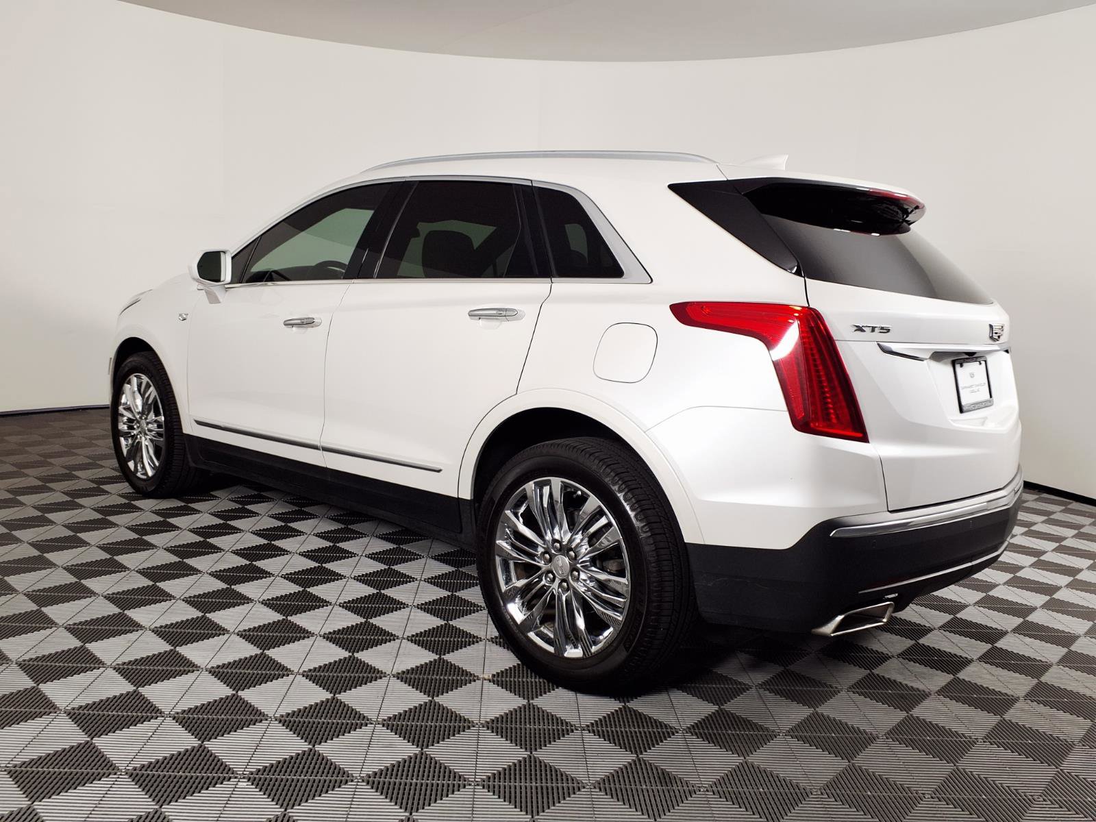 Used 2017 Cadillac XT5 Premium Luxury FWD image 6