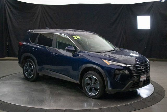 Used 2024 Nissan Rogue SV image 2
