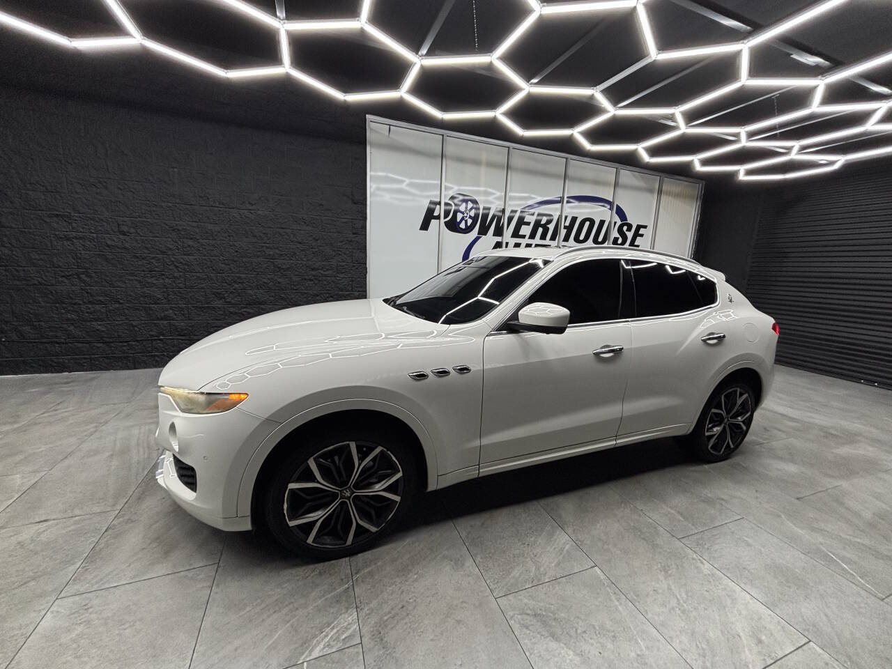 Used 2017 Maserati Levante w/ Luxury Package AWD/4WD image 6