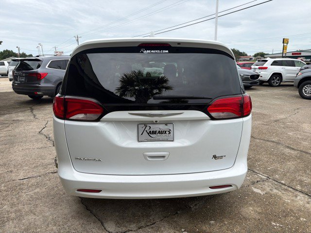 Used 2017 Chrysler Pacifica Touring w/ Tire & Wheel Group FWD image 6