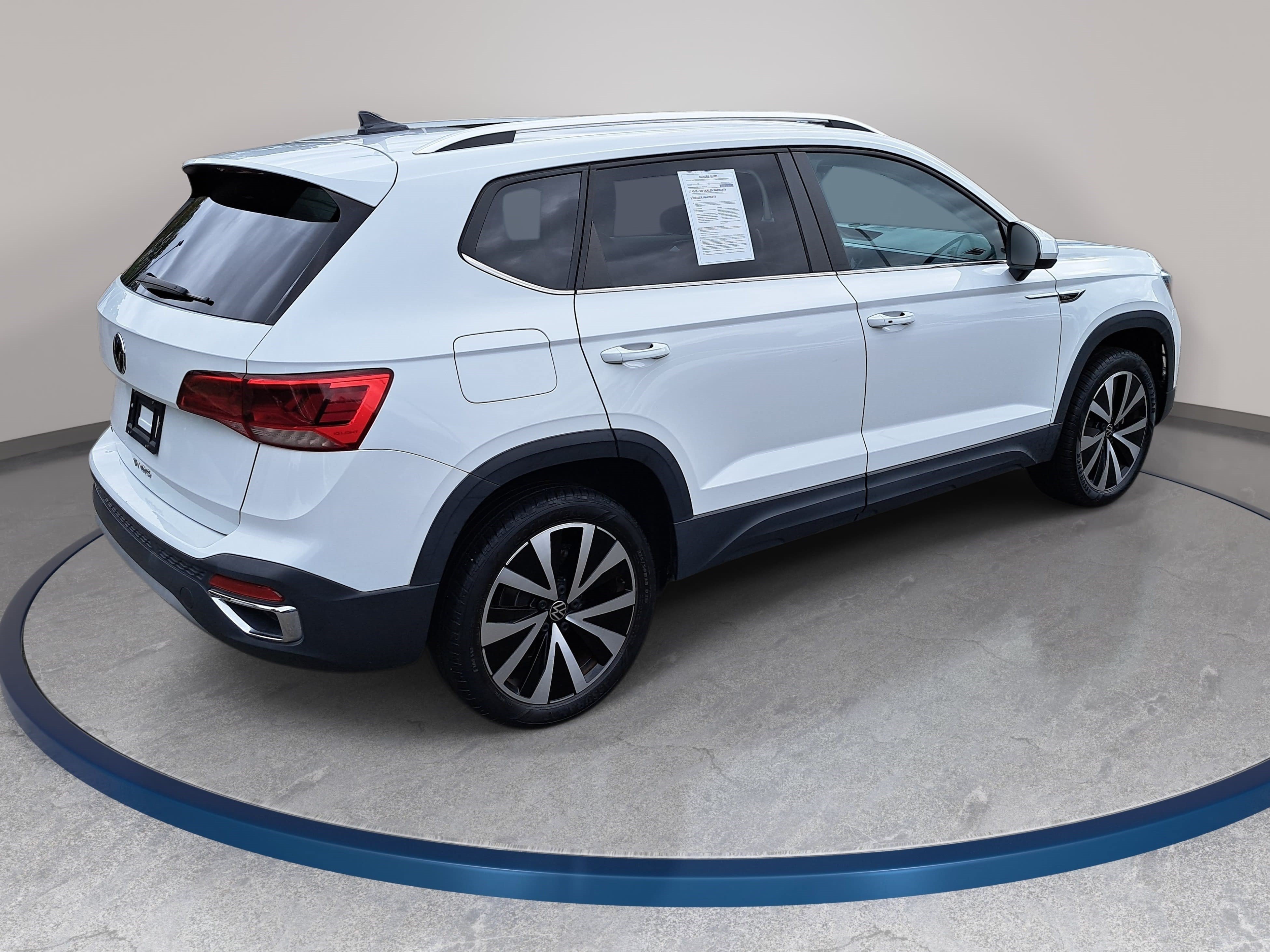 Used 2023 Volkswagen Taos SE w/ Panoramic Sunroof Package FWD image 5