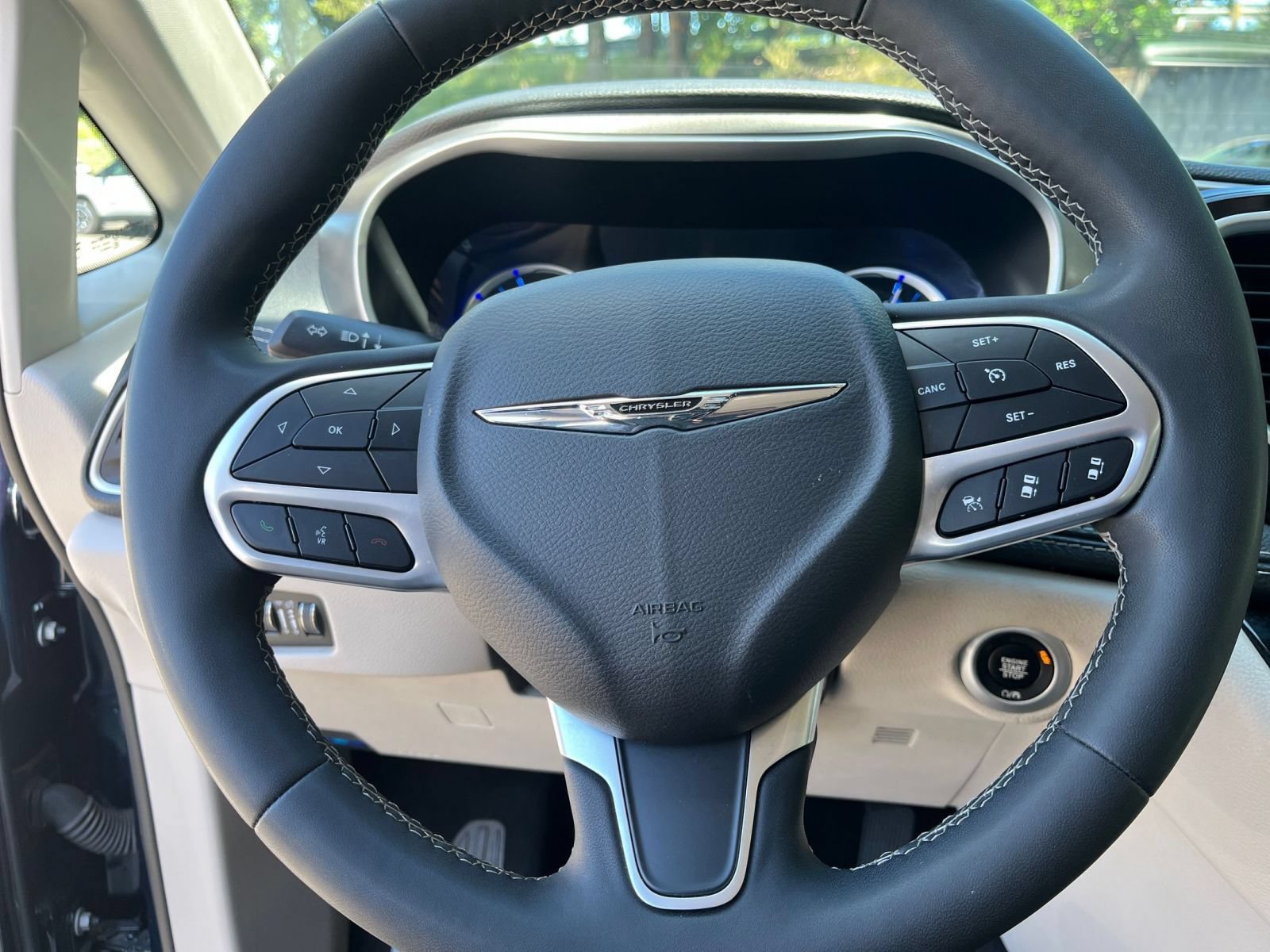 Used 2023 Chrysler Pacifica Touring-L FWD image 30