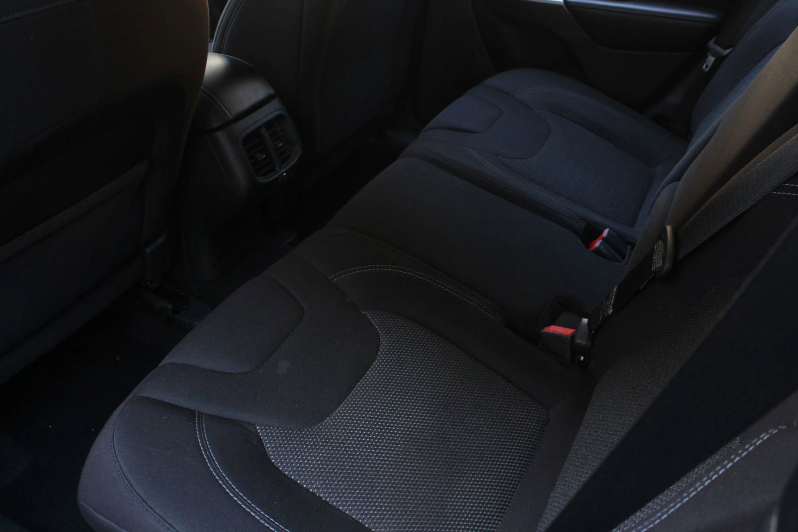 Used 2020 Jeep Cherokee Latitude FWD image 20