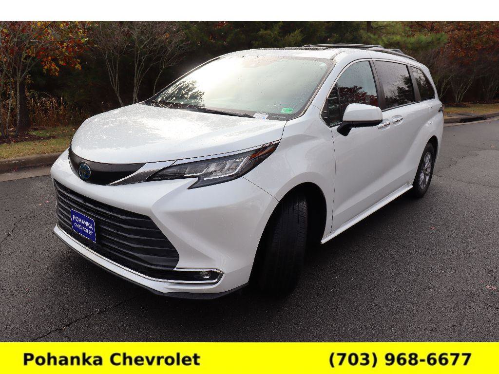 Used 2022 Toyota Sienna XLE image 3