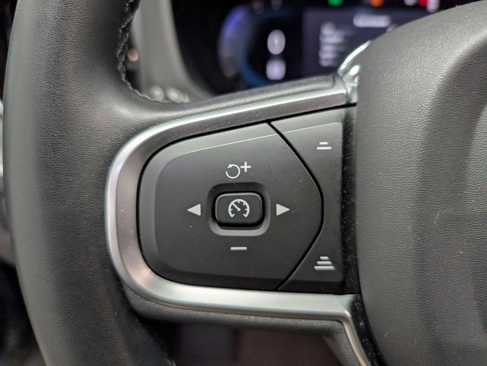 Used 2023 Volvo XC60 T8 Core image 18