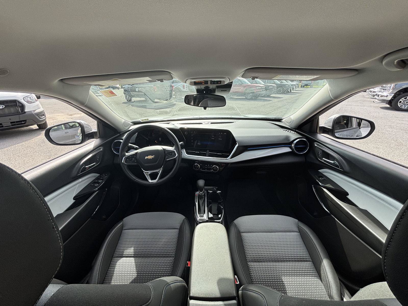 Used 2025 Chevrolet Trax LT w/ Driver Confidence Package FWD image 22