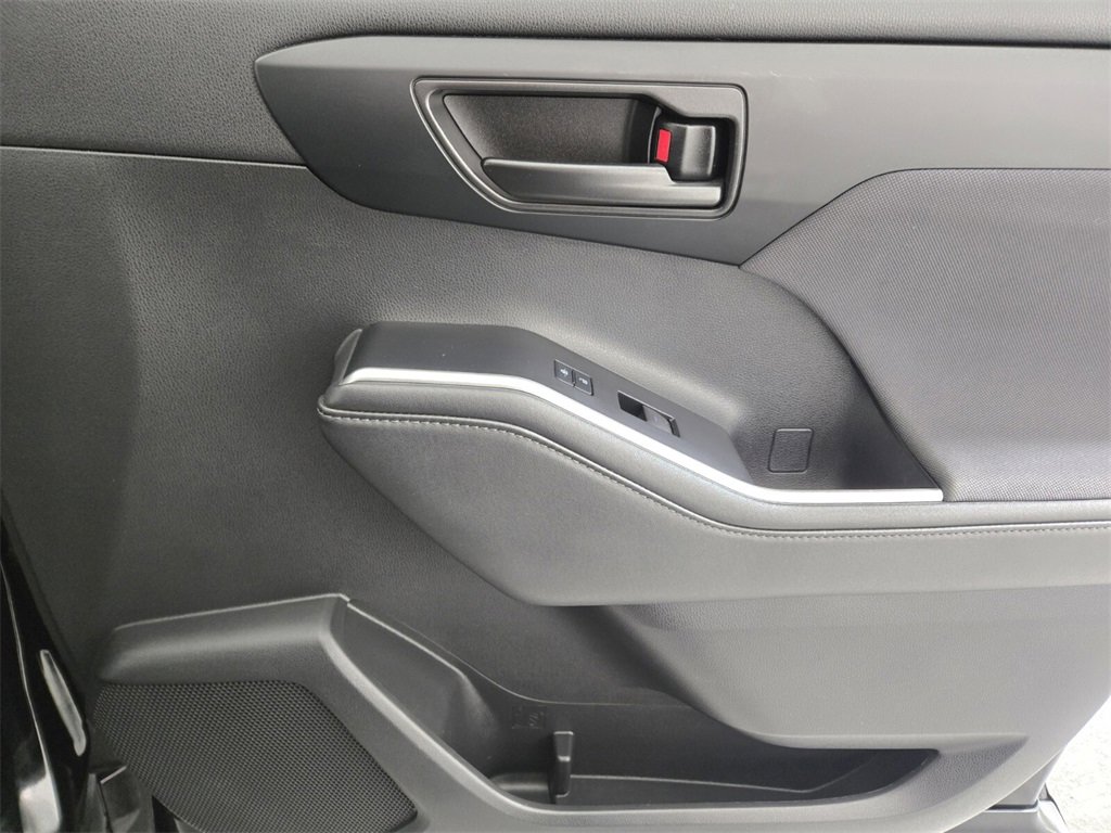 Used 2022 Toyota Highlander LE image 22