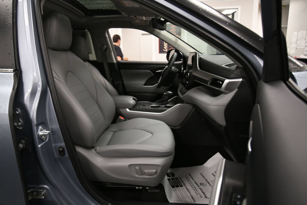 Used 2023 Toyota Highlander XLE AWD/4WD image 30