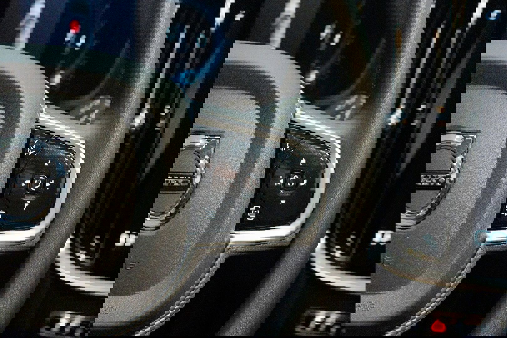 Used 2023 Volvo V60 B5 Cross Country Ultimate w/ Climate Package image 35