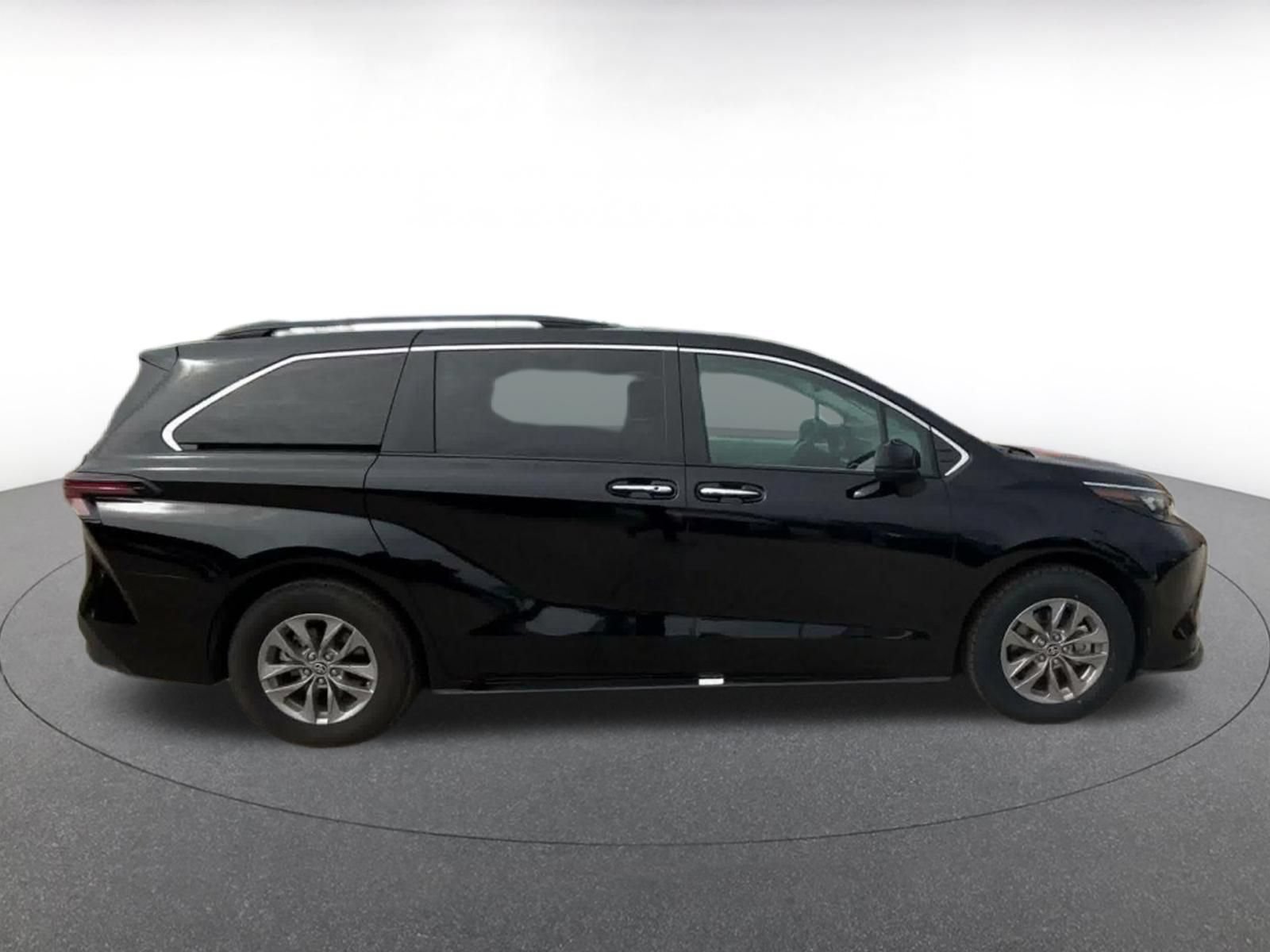 Used 2025 Toyota Sienna XLE FWD image 15