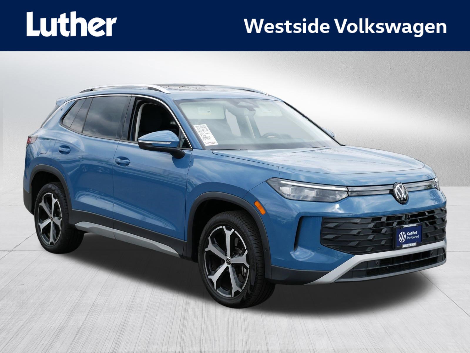 Certified 2025 Volkswagen Tiguan SE w/ Panoramic Sunroof Package AWD/4WD image 1