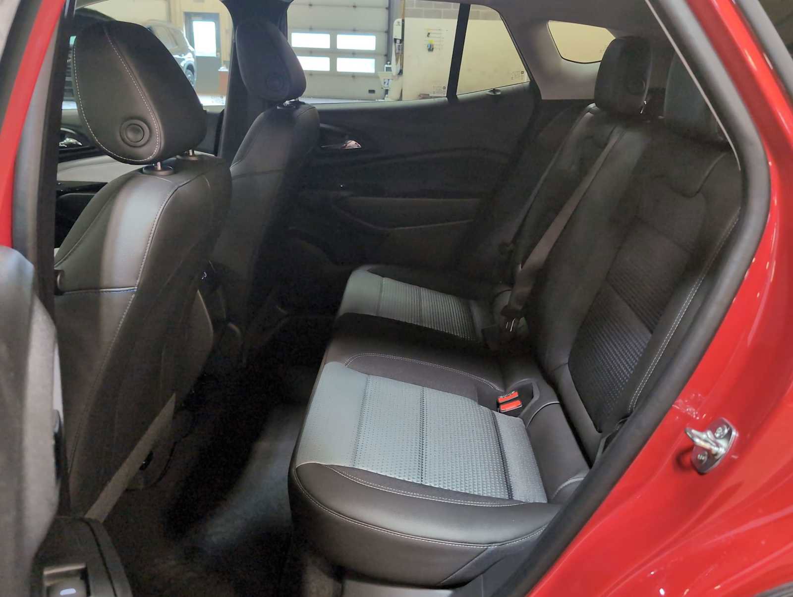 New 2026 Chevrolet Trax LT w/ Sunroof Package FWD image 24