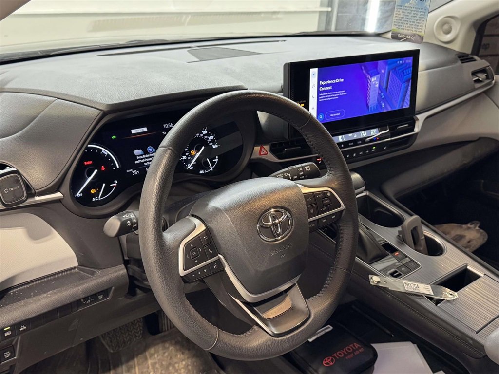 Used 2025 Toyota Sienna XLE w/ XLE Plus Package image 9