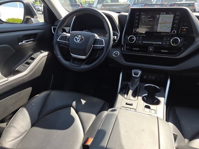 Used 2022 Toyota Highlander XLE AWD/4WD image 32