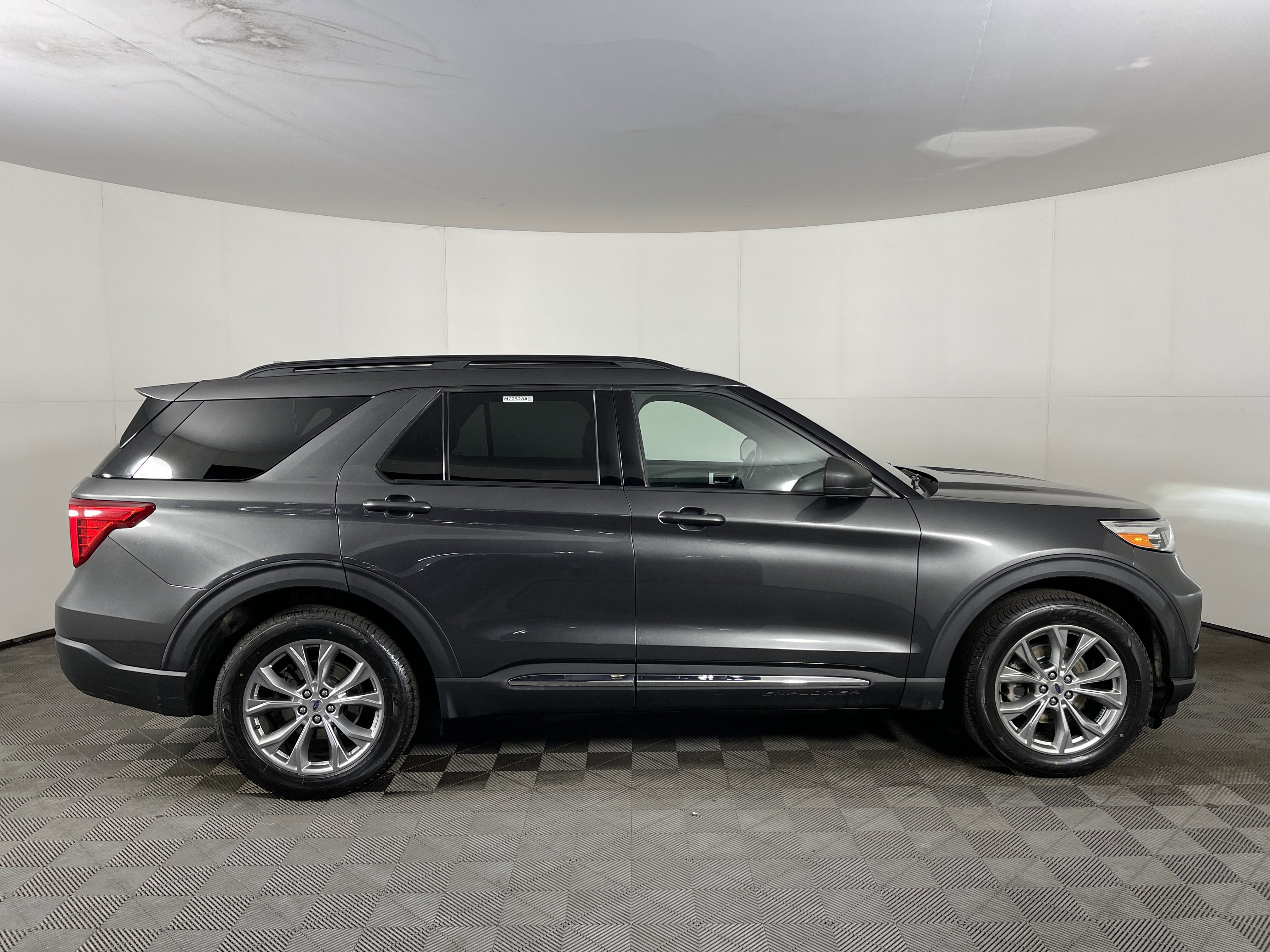 Used 2020 Ford Explorer XLT w/ Equipment Group 202A image 5