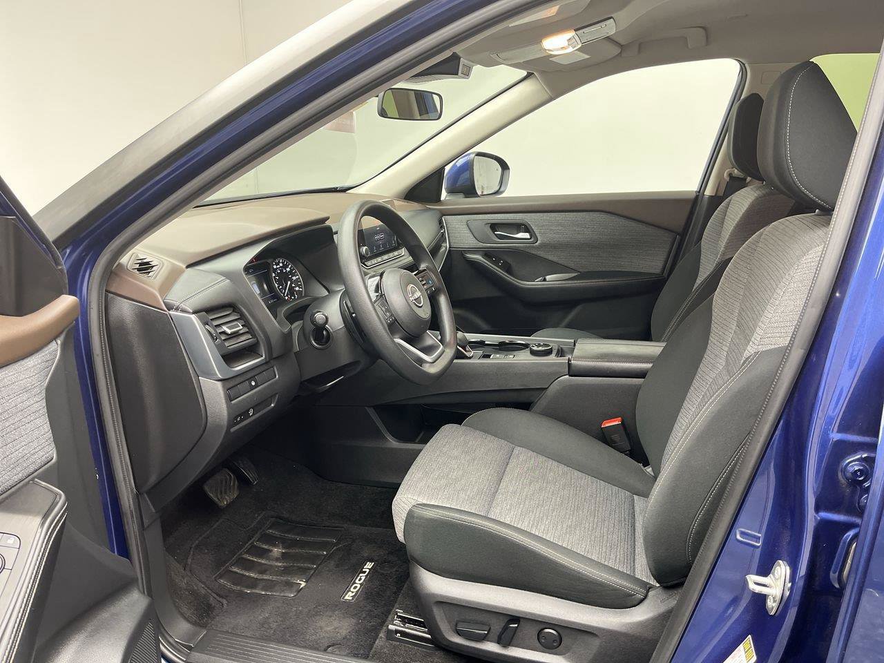 Used 2023 Nissan Rogue SV AWD/4WD image 3