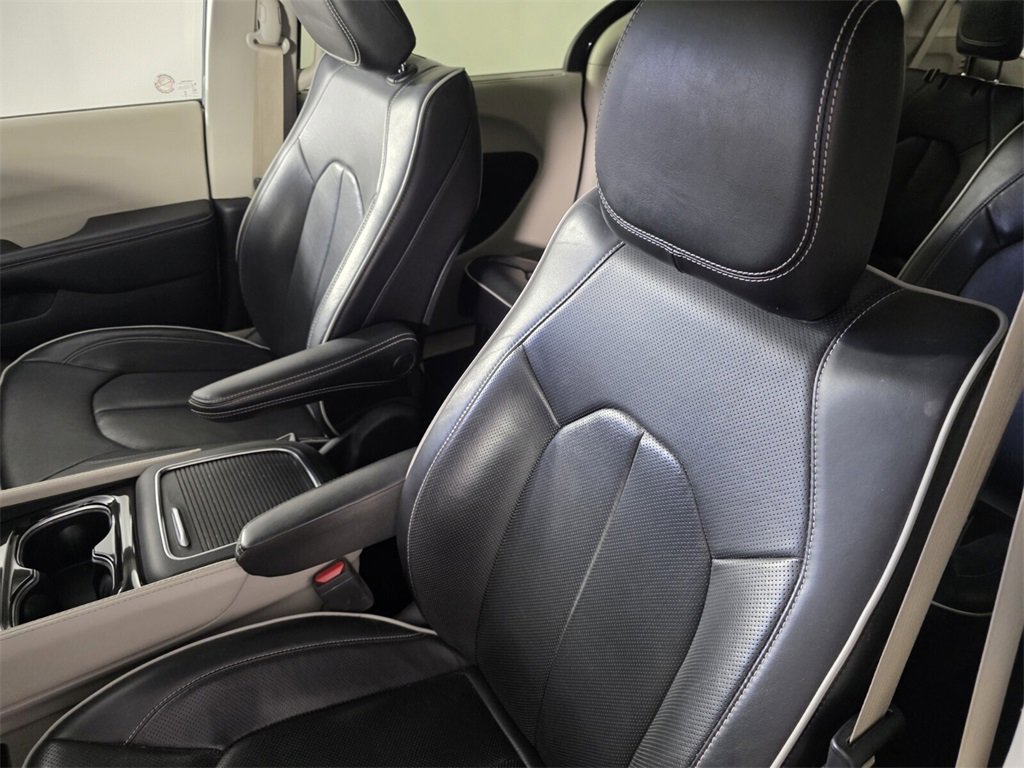 Used 2023 Chrysler Pacifica Limited image 12