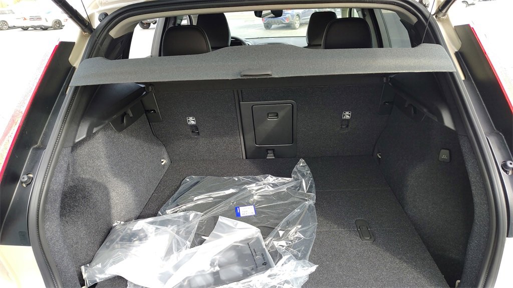 New 2026 Volvo XC40 B5 Ultra w/ Climate Package image 32