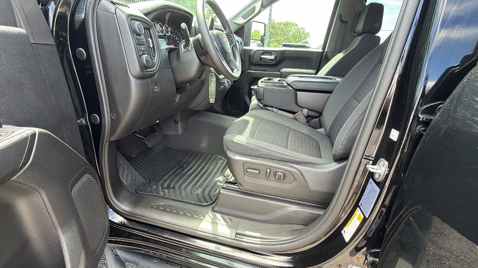 Used 2022 Chevrolet Silverado 2500 Custom w/ Custom Value Package AWD/4WD image 13