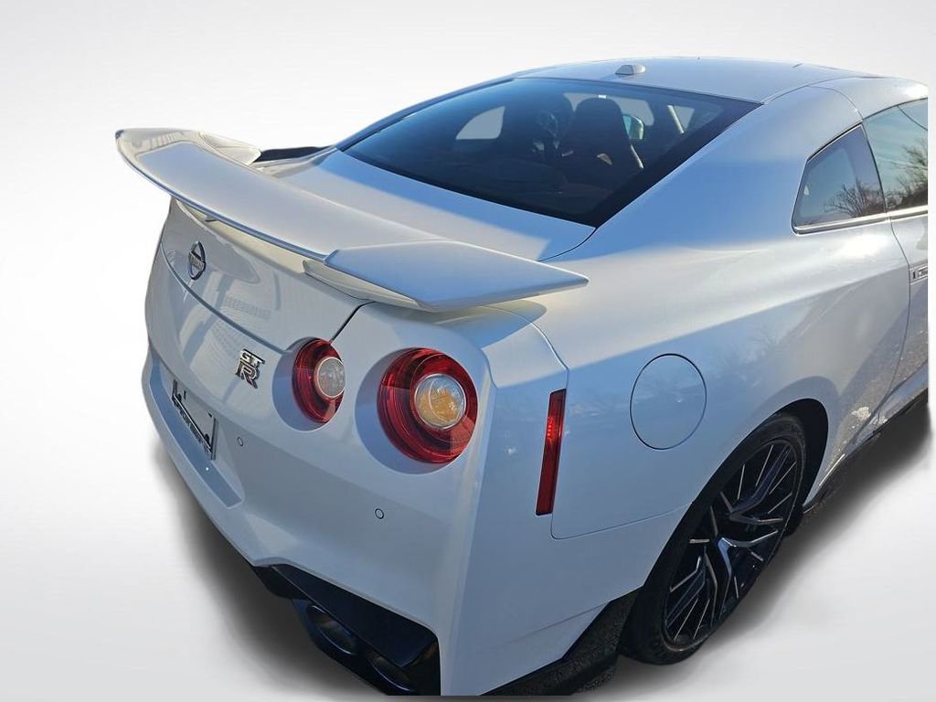 Used 2024 Nissan GT-R Premium w/ Premium Interior Package image 15