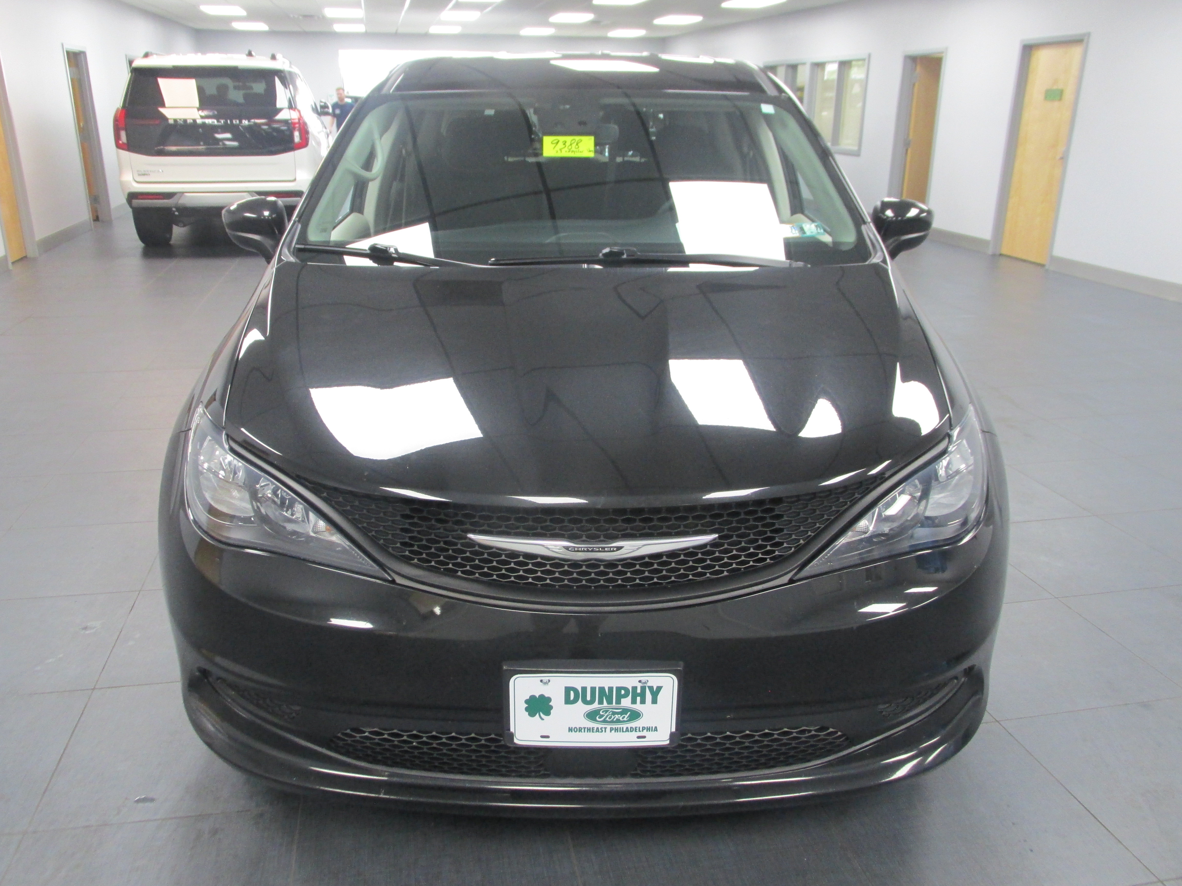 Used 2023 Chrysler Voyager LX FWD image 2