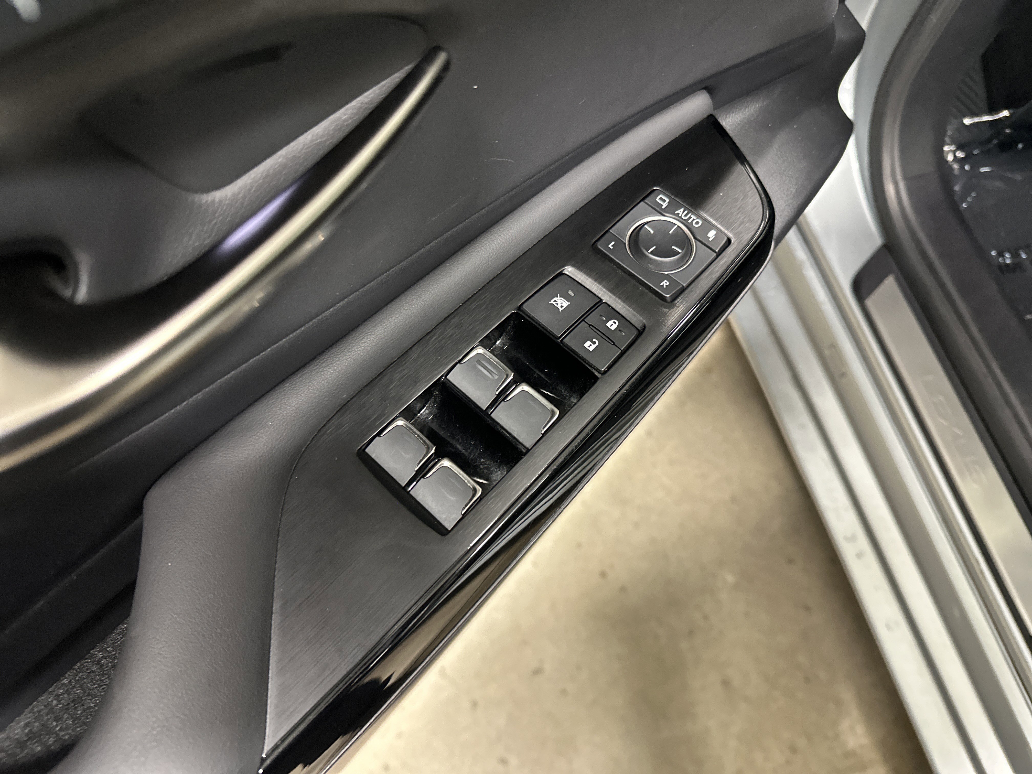 Used 2023 Lexus ES 350 w/ Premium Package FWD image 15