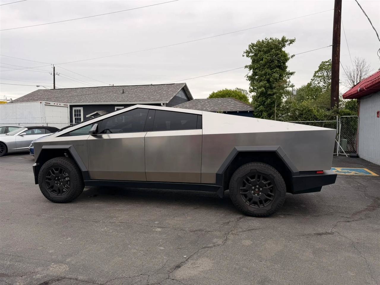 Used 2024 Tesla Cybertruck AWD Crew Cab image 18
