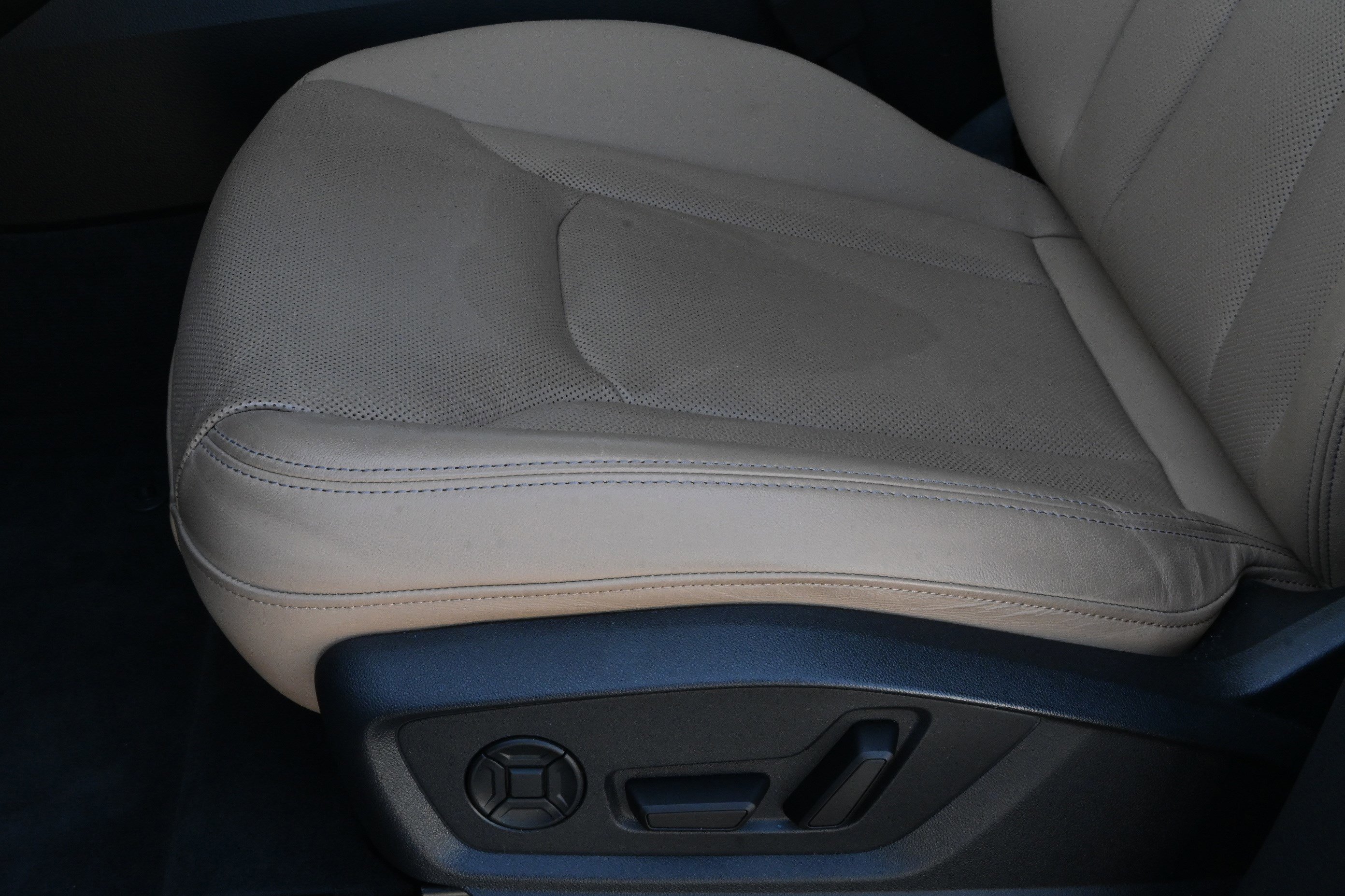 Used 2024 Audi Q8 Premium Plus image 29