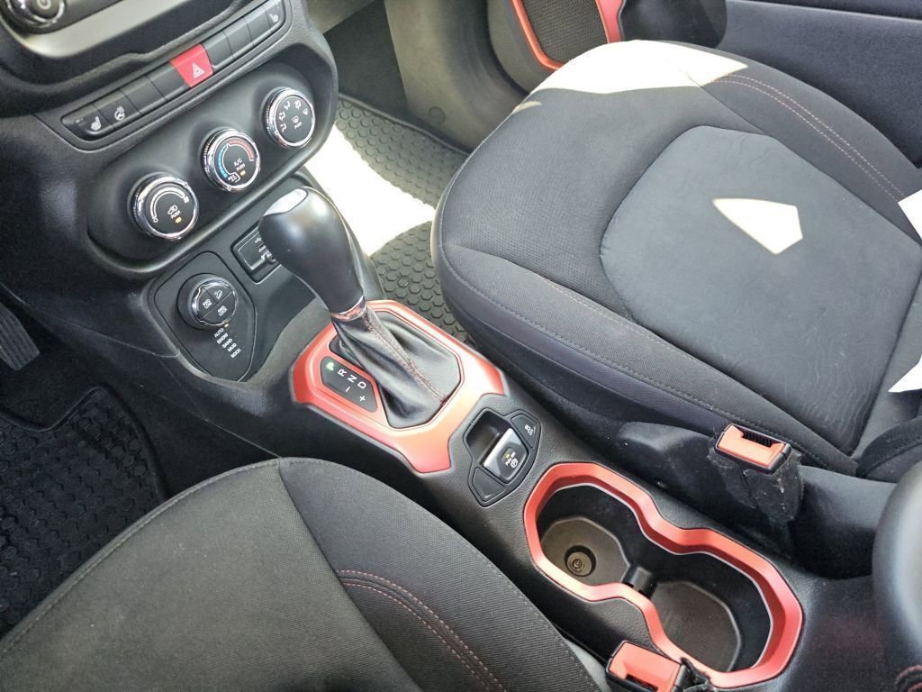 Used 2017 Jeep Renegade Trailhawk AWD/4WD image 31