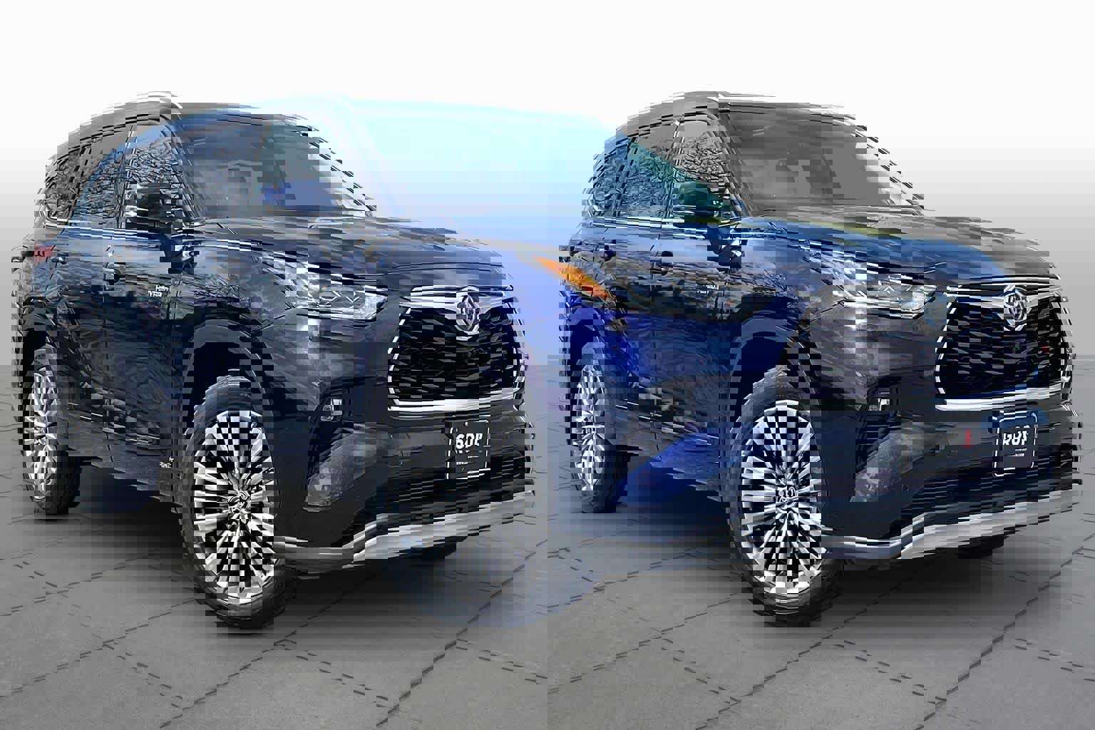 Used 2021 Toyota Highlander Platinum image 2