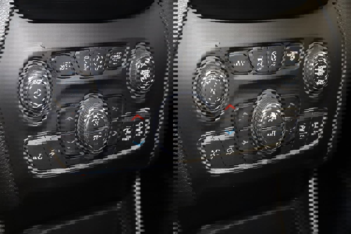 Used 2020 Jeep Cherokee Limited image 27