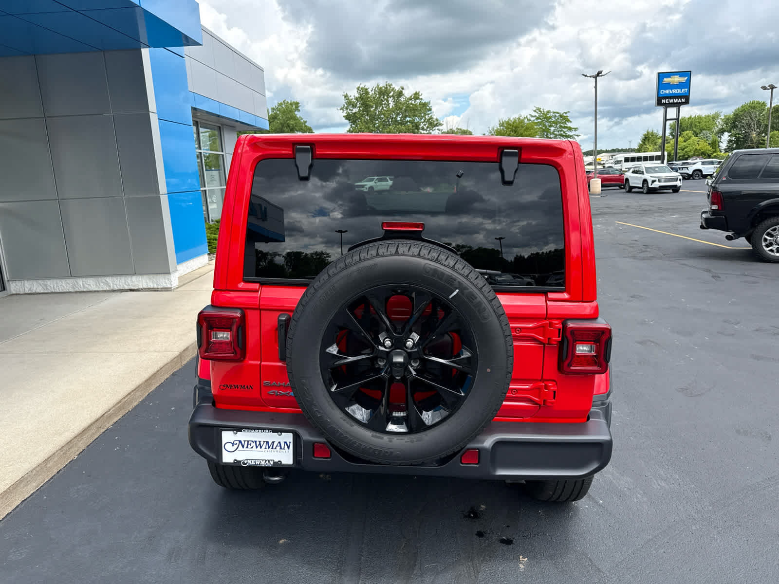 Used 2025 Jeep Wrangler Unlimited Sahara AWD/4WD image 12