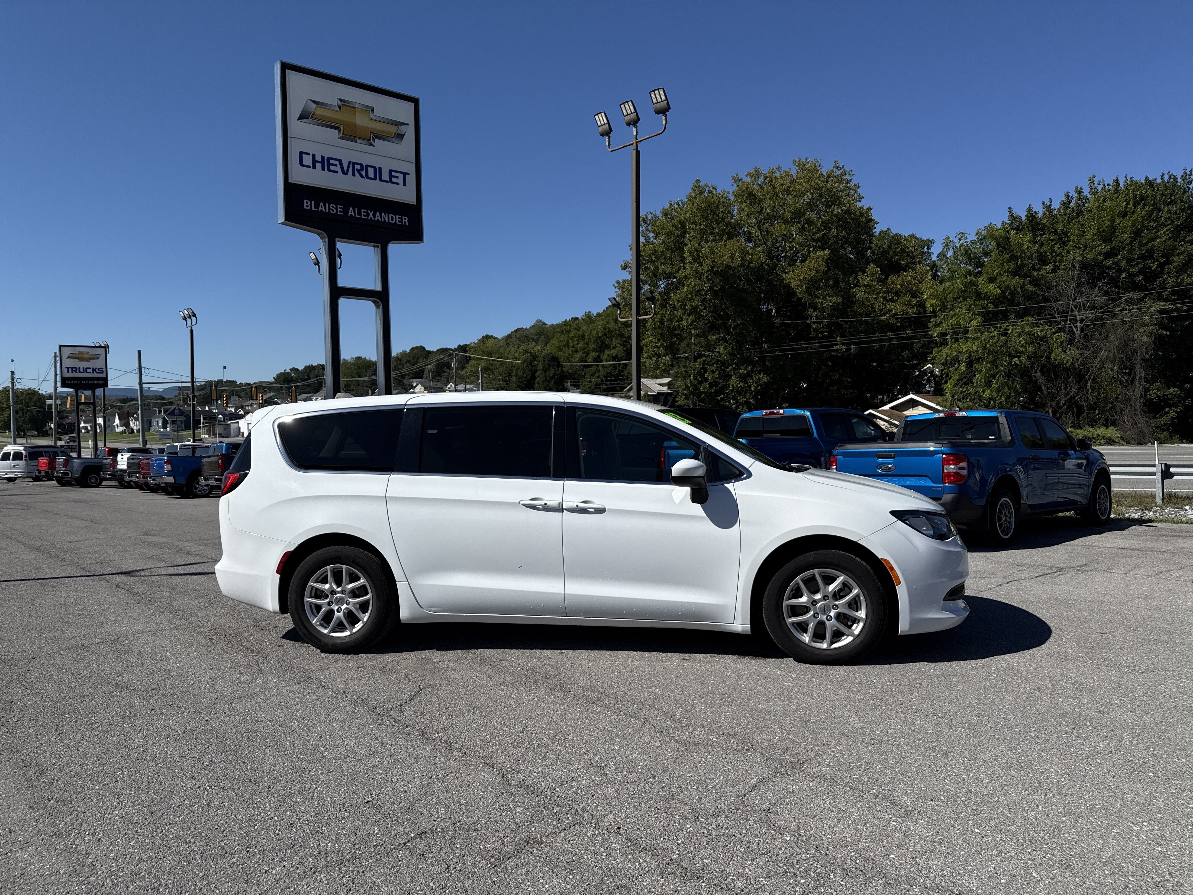 Used 2023 Chrysler Voyager LX FWD image 2
