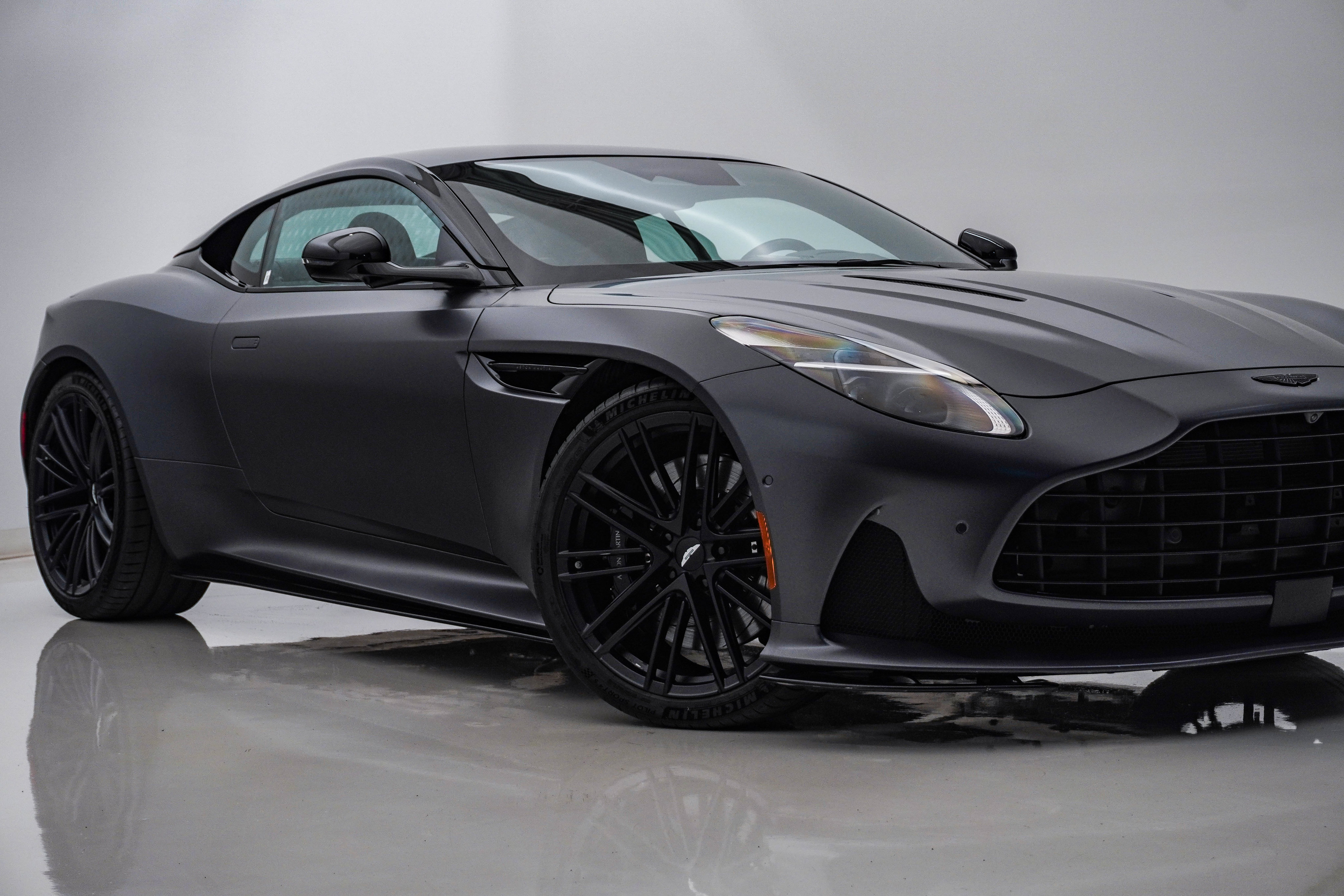 Used 2024 Aston Martin DB12 Coupe RWD image 2