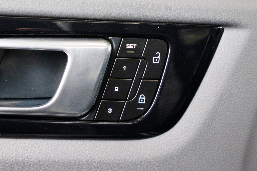 Certified 2023 Porsche Cayenne Platinum Edition image 19