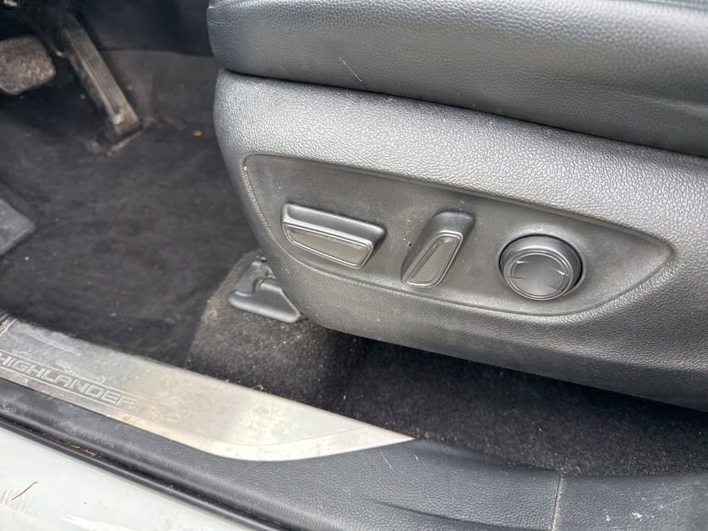 Used 2023 Toyota Highlander XLE image 7