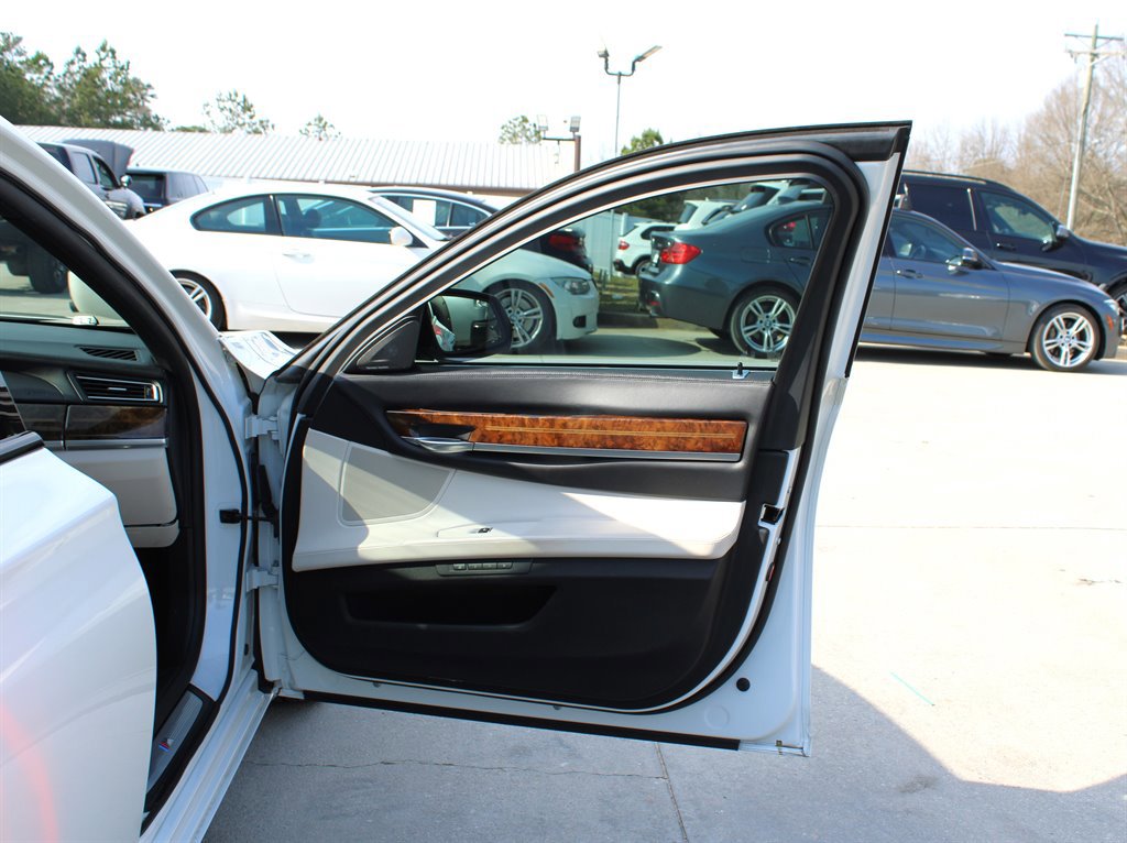 Used 2014 BMW 750Li RWD image 30