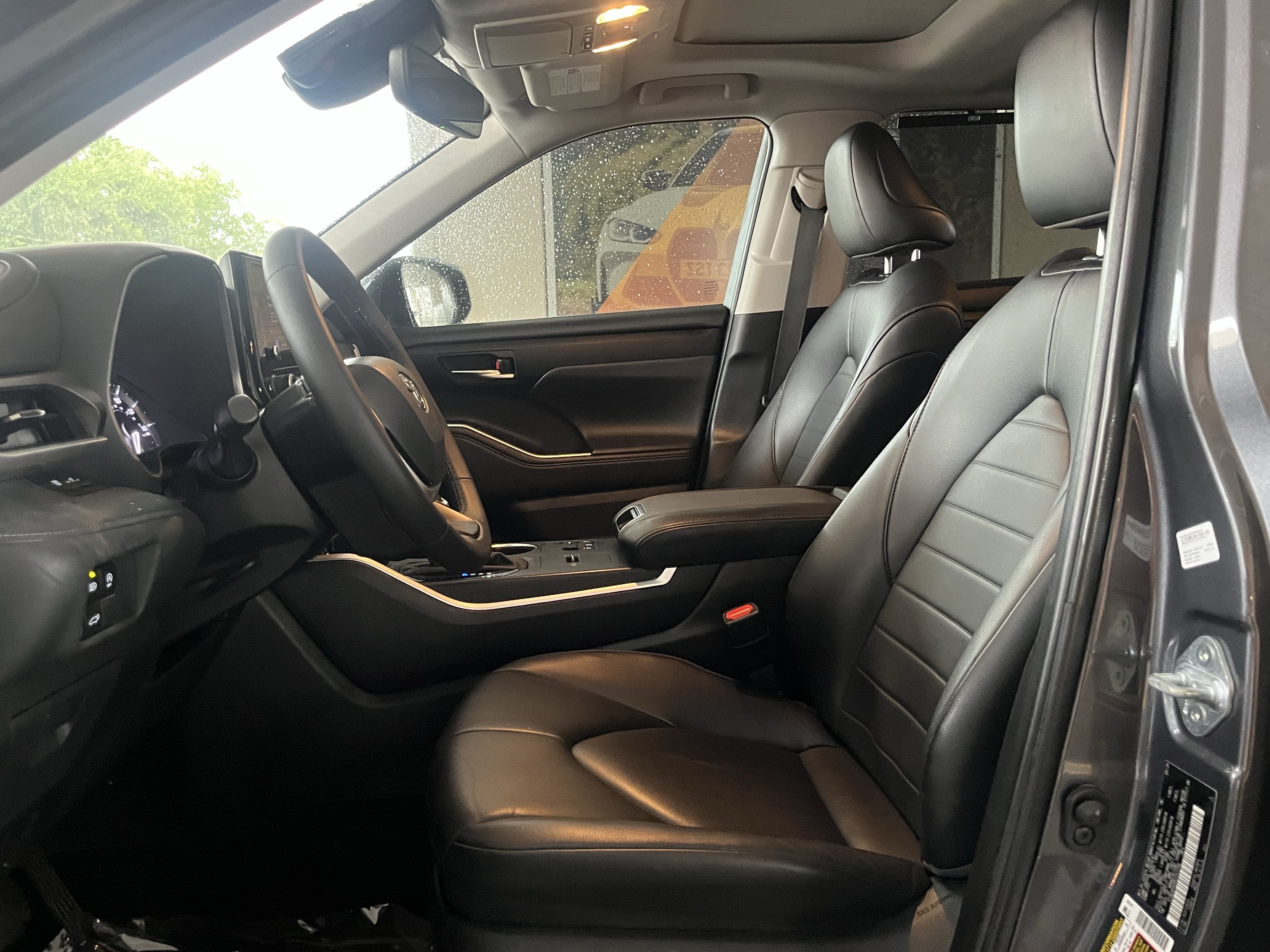 Used 2024 Toyota Highlander XLE FWD image 30