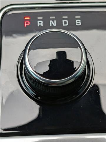 Used 2019 Land Rover Range Rover Velar R-Dynamic SE image 16