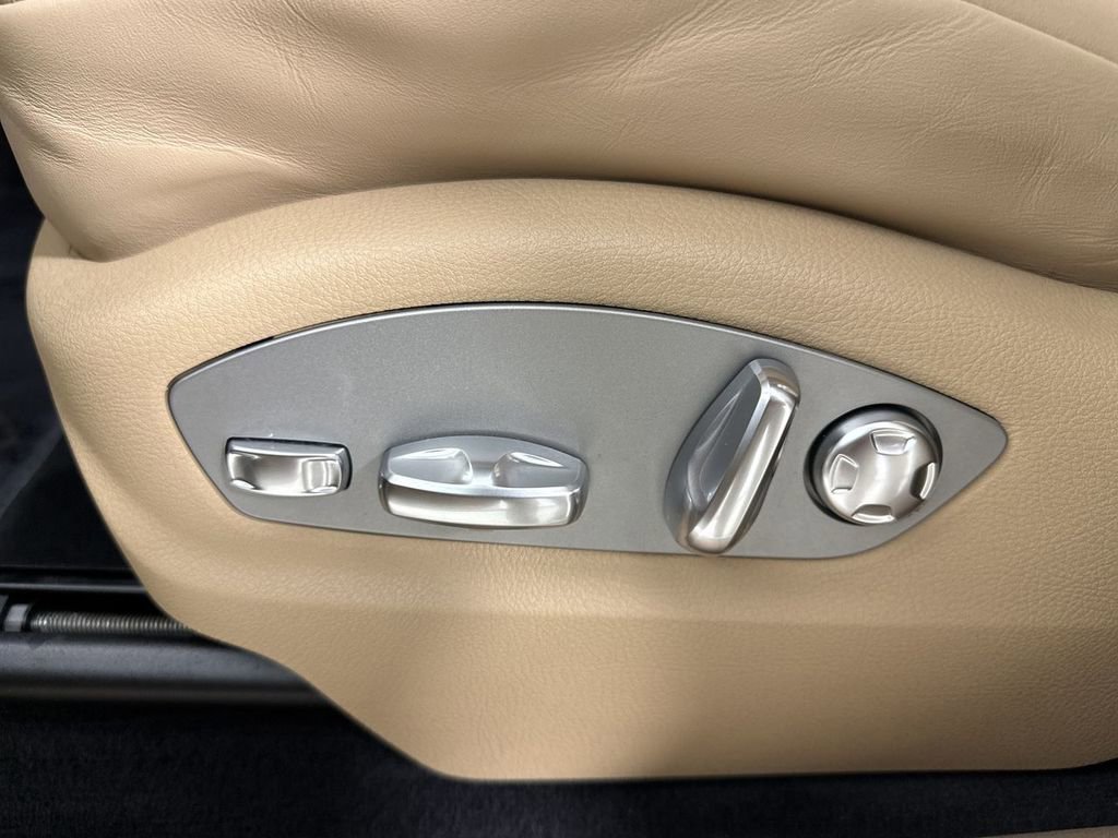 Certified 2025 Porsche Macan image 40