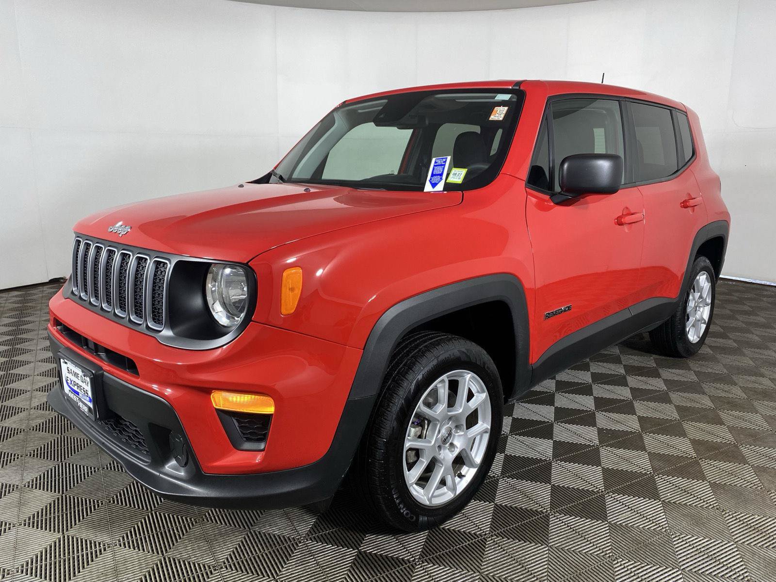 Used 2023 Jeep Renegade Latitude AWD/4WD image 3