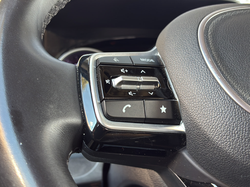 Used 2024 Kia Carnival EX FWD image 24