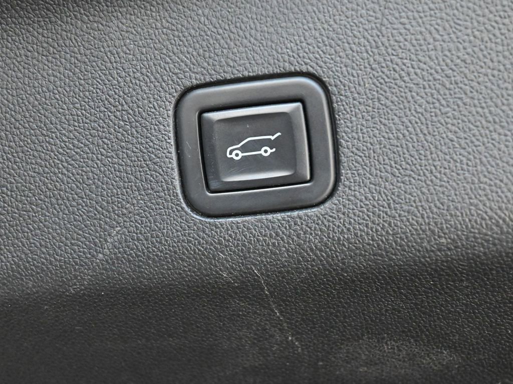 Used 2023 GMC Yukon XL SLT image 24