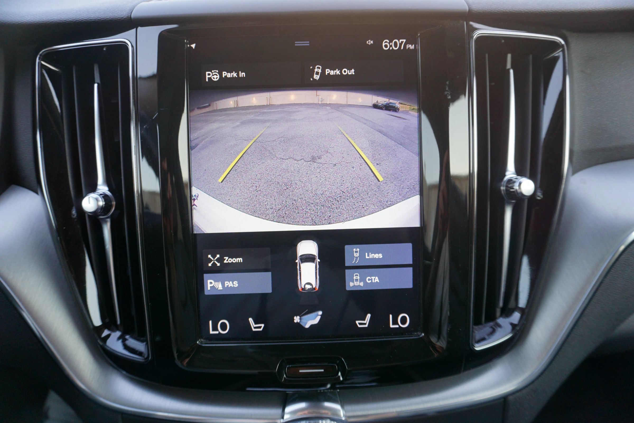 Used 2019 Volvo XC60 T5 Momentum w/ Multimedia Package image 26