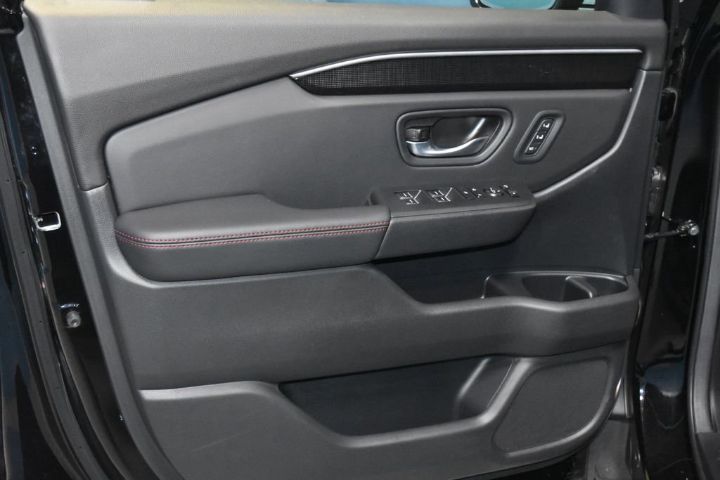 Used 2025 Honda Pilot Black Edition image 4