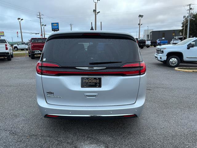Used 2024 Chrysler Pacifica Touring-L FWD image 6